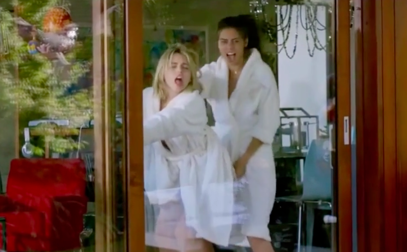 NSFW Knock Knock Clip Gets Uncomfortable wife 811x502 pic NSFW Knock Knock Clip Gets Uncomfortable picture