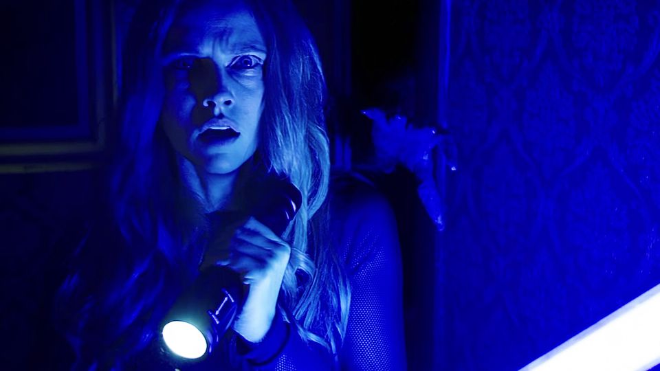 Review] 'Lights Out' is a Frightening Study of Mental Illness - Bloody  Disgusting