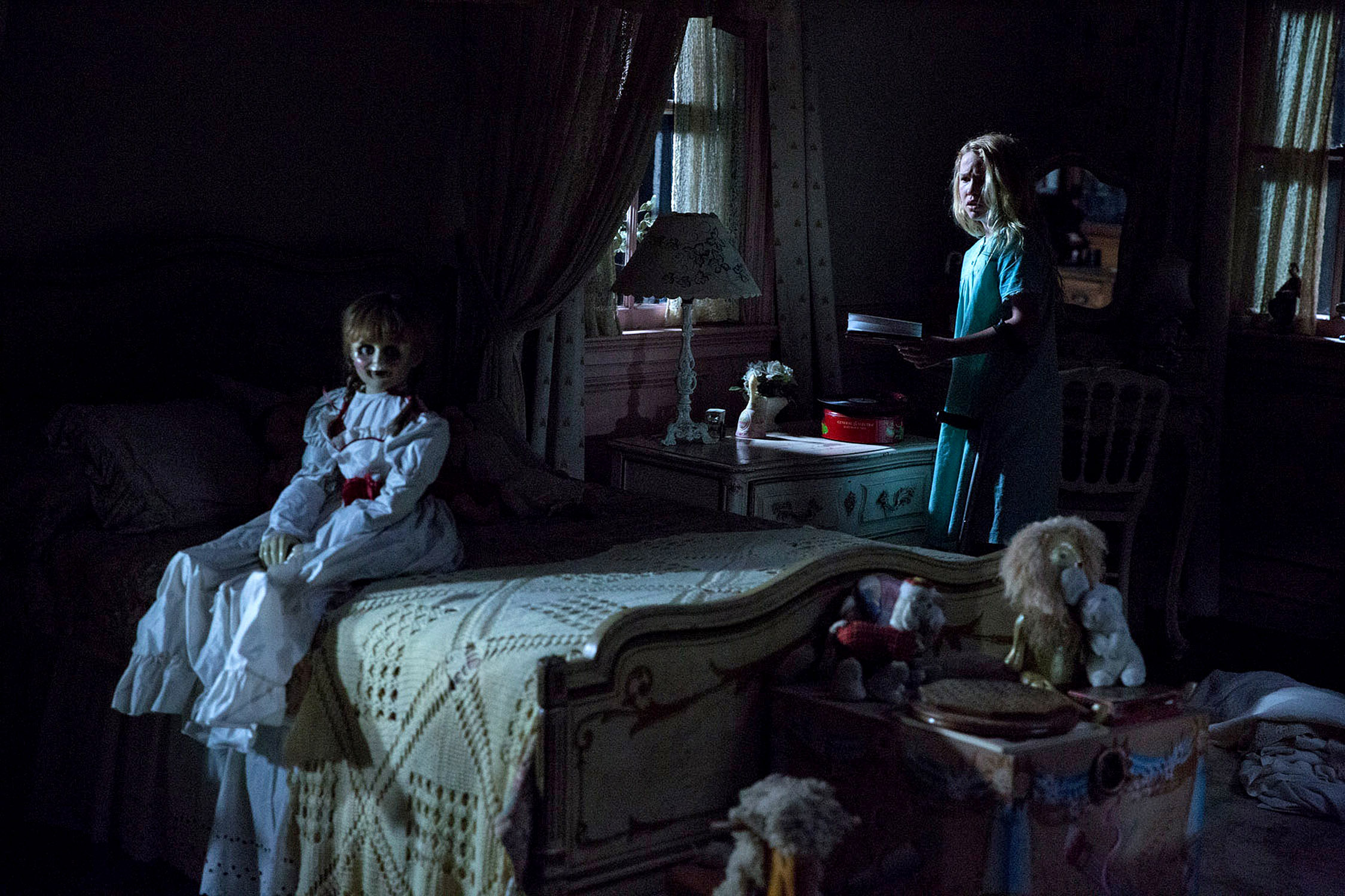 (L-R) The Annabelle doll and TALITHA BATEMAN as Janice in New Line Cinema’s supernatural thriller ANNABELLE 2, a Warner Bros. Pictures release.