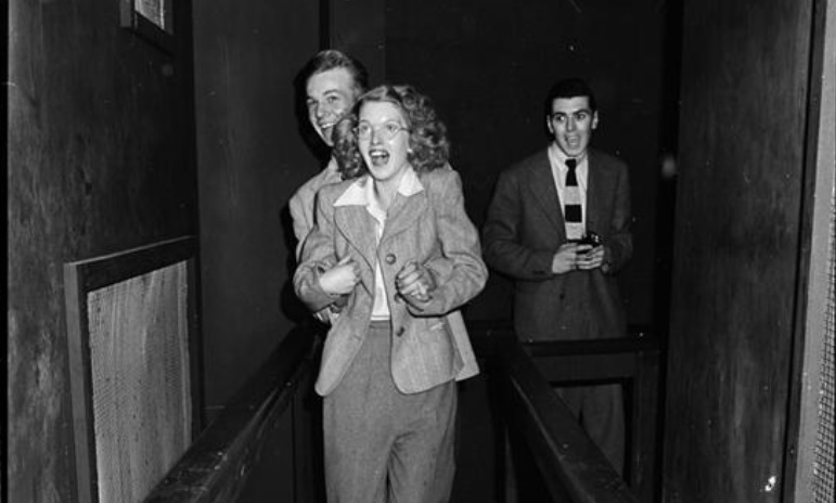 Desviar Londres longitud Back in 1946, Stanley Kubrick Took These Photos Inside a Haunted Attraction  - Bloody Disgusting