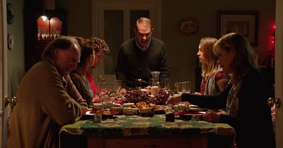 voorspelling arm deur 6 Hellish Dinner Parties in Horror to Pair with Main Course 'Await Further  Instructions' - Bloody Disgusting
