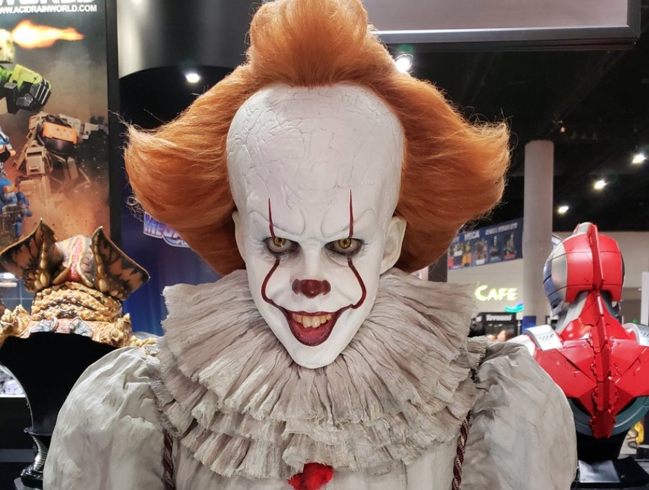 This 'Pennywise' Statue is So Lifelike You'd Take a Balloon From Him #SDCC  - Bloody Disgusting