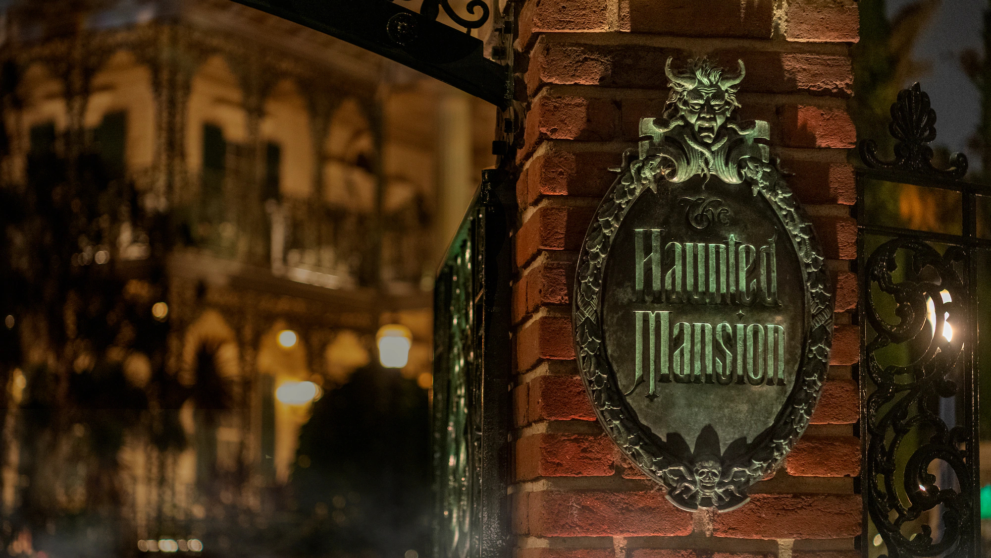 https://bloody-disgusting.com/wp-content/uploads/2020/09/haunted-mansion-plaque-16x9-1.jpg
