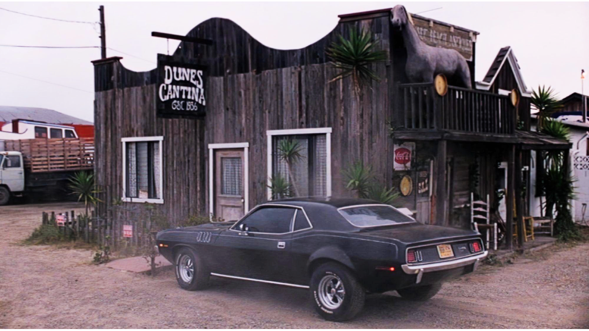 The 10 Best Bars in Horror Movies [Halloweenies Podcast]