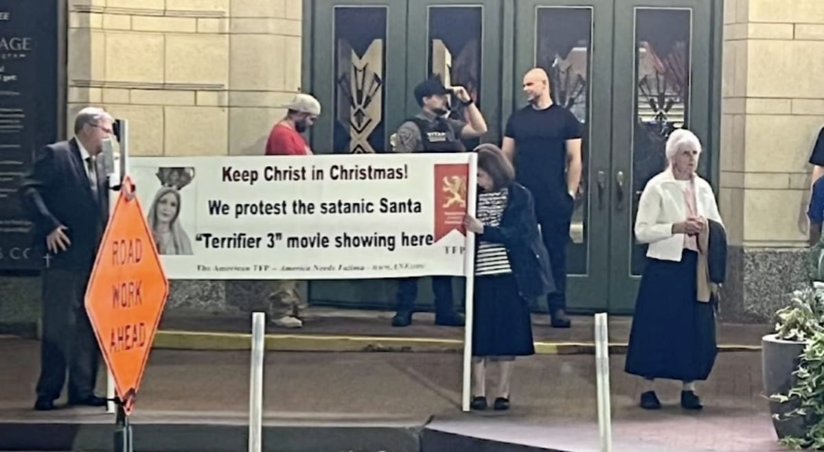 ‘Terrifier 3’ – Christian Group Protests “Satanic Santa” in Front of Kansas City Movie Theater