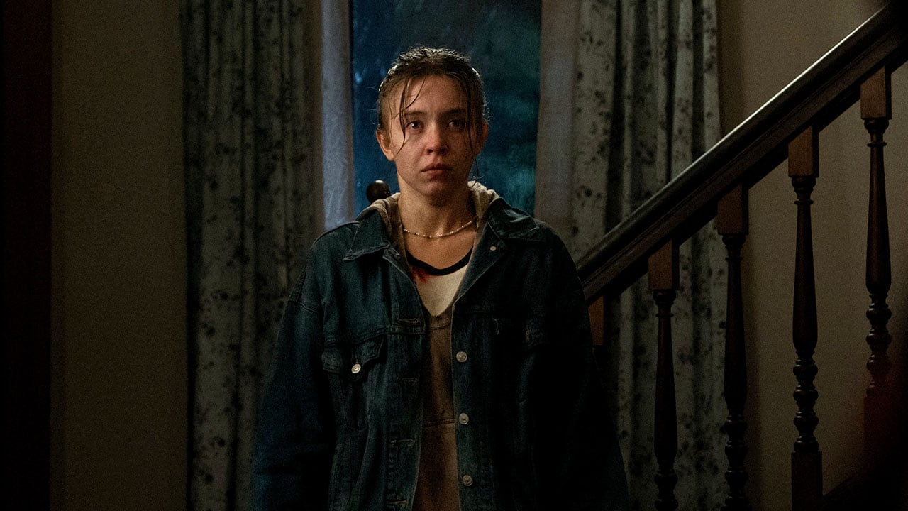‘Echo Valley’ Trailer – Sydney Sweeney Shows Up at Julianne Moore’s Door Covered in Blood